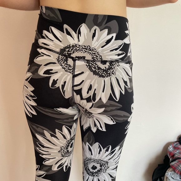 Aerie sport leggings. Very comfy and unique pattern - Picture 4 of 4